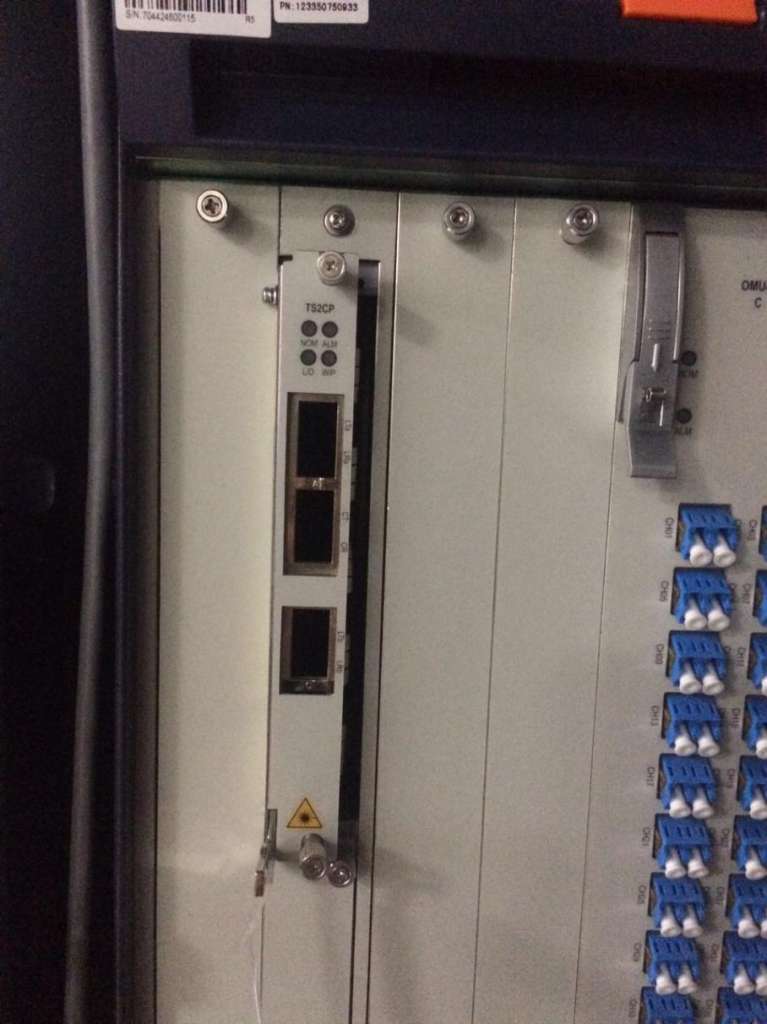 中兴OTN 9700与OTN 721设备单板面板的大小比较